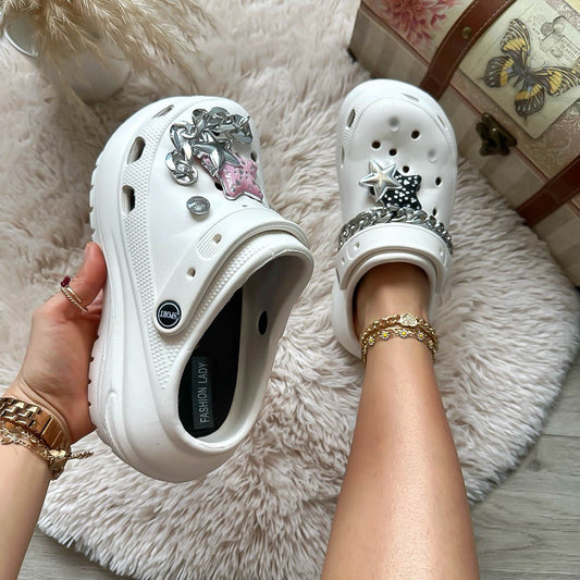 Saboti cu ornamente, albi, 1555